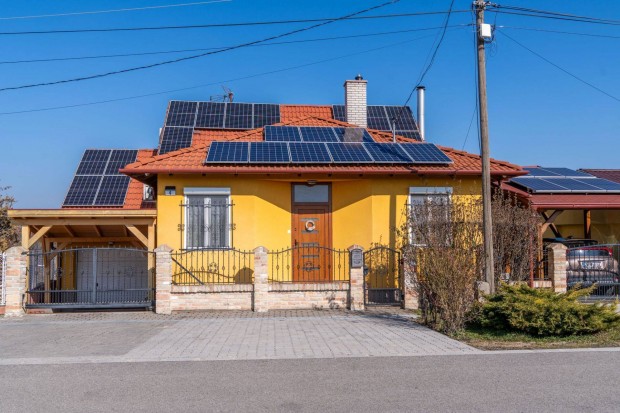 Dunaújvárosban családi ház eladó