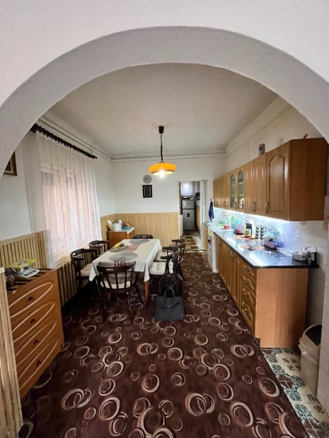 Dunavecs�n praktikus csal�dih�z