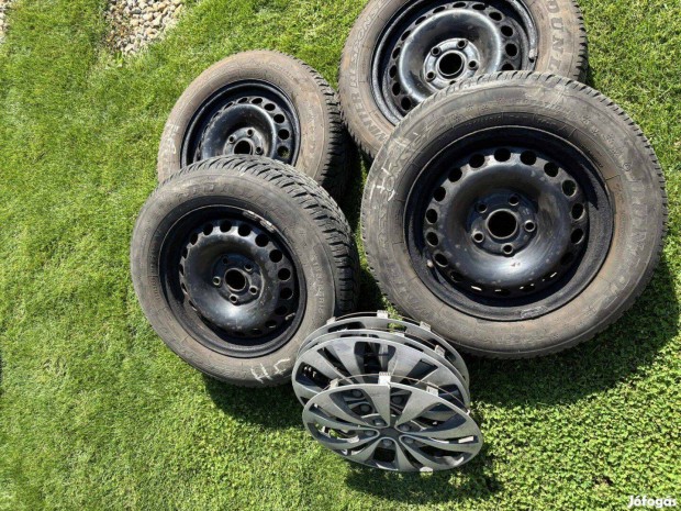 Dunlop 195/65/R15 Téli gumiszett lemezfelnivel