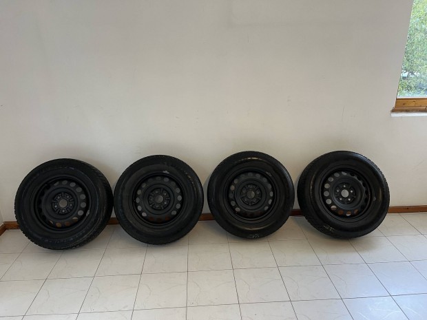Dunlop M+S gumiabroncsok feljtott aclfelnikkel