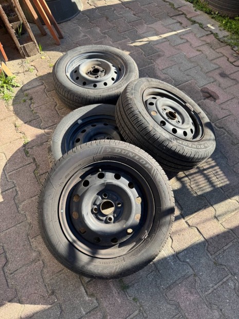 Dunlop négyévszakos autógumi, lemezfelnin