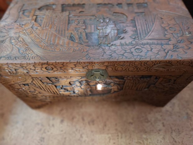 D�san faragott l�da szant�lf�b�l.