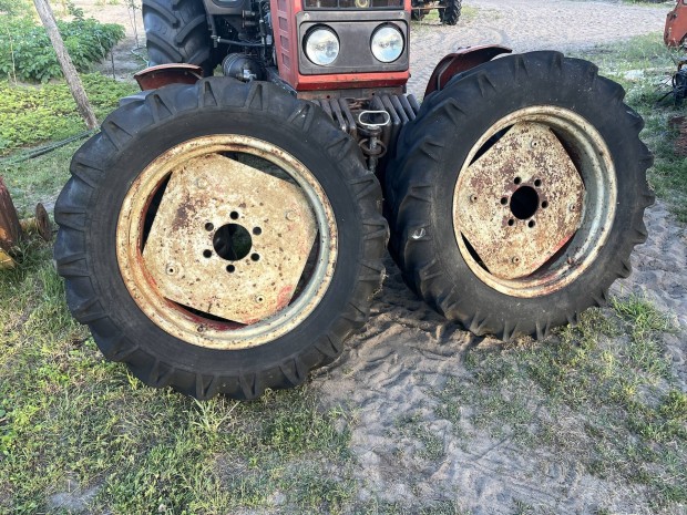 Dutra UE 28 traktor kerék, felni