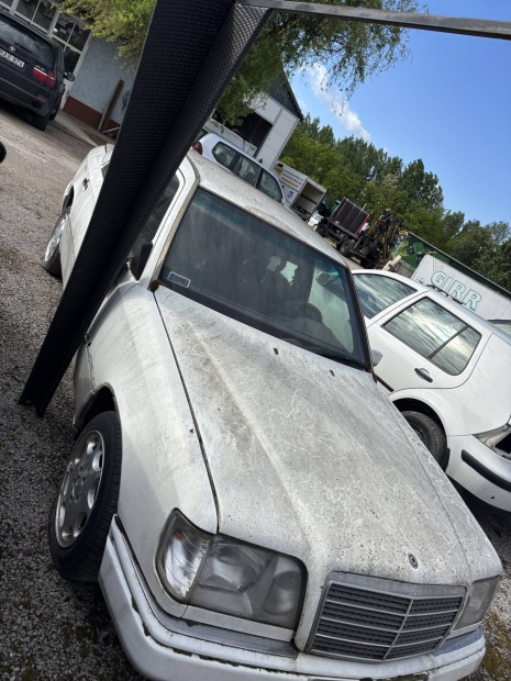 E124 Mercedes alkatrszei elad