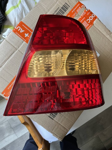 E12 corolla szedan jobb hatso lampa