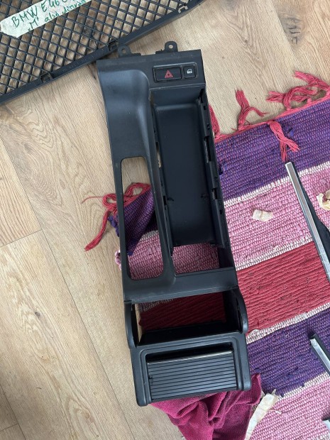 E46 k�z�pkonzol burkolat