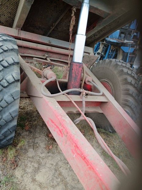 EB 7 1 tengelyes billen�s p�tkocsi piros rendsz�mmal 