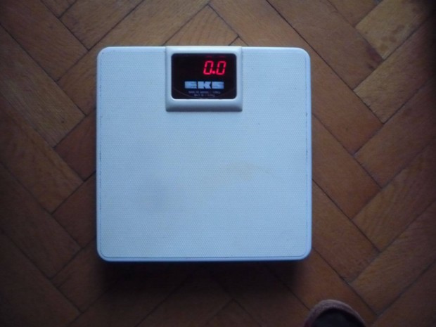 EKS fehr szn digitlis kijelzs elemes frdszobai mrleg 120 kg-ig