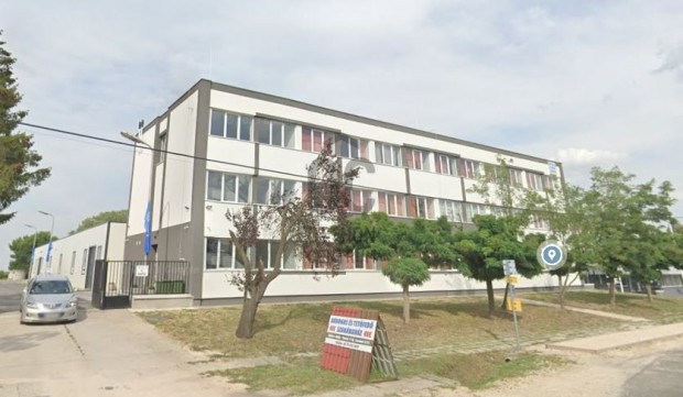 ELADÓ FELÚJÍTOTT IRODAHÁZ + CSARNOK CEGLÉDEN