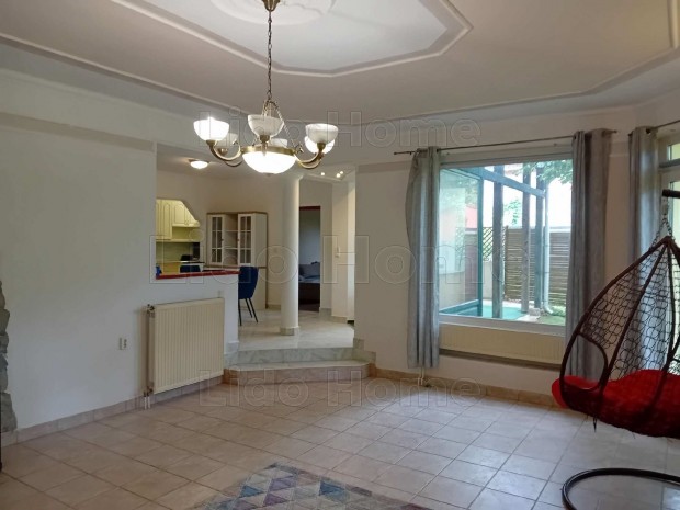 ELAD� H�ZR�SZ NAGY TELEKKEL B�ND CSENDES R�SZ�N