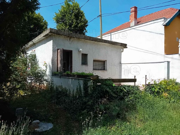 ELADÓ KÜLÖNÁLLÓ TÁRSASHÁZI NYARALÓ LAKÁS BALATONFÜREDEN A BALATON