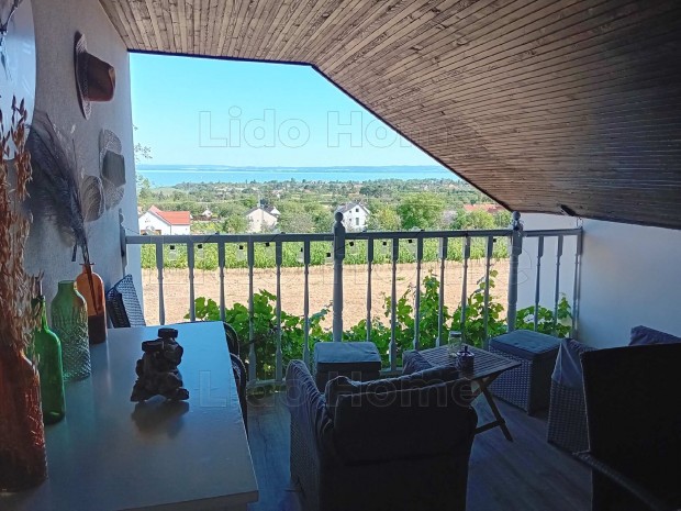 ELAD� �R�KPANOR�M�S Z�RTKERTI NYARAL� CSOPAKON GONDOZOTT