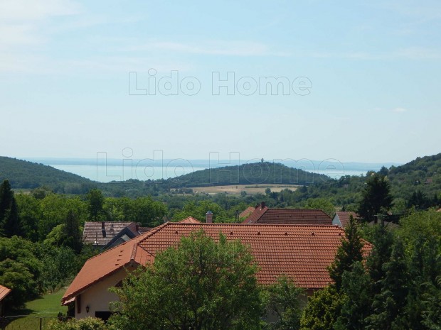 ELADÓ PANORÁMÁS HÁROM LAKRÉSZES HÁZ FELSŐÖRSÖN KIZÁRÓLAG IRODÁNK