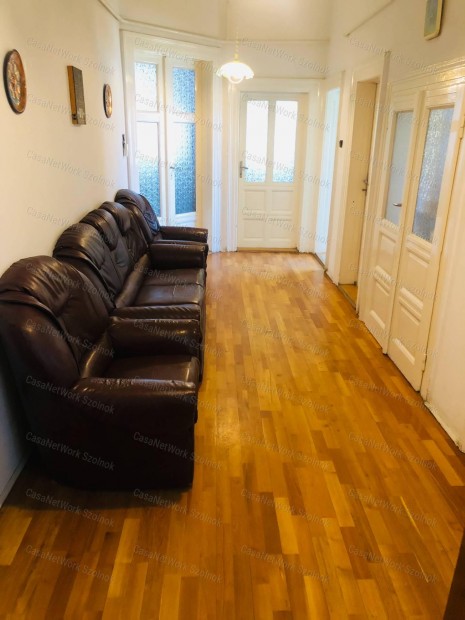 ELADÓ Szolnok, Tószegi úton 91 m2 alapterületű 1. emeleti téglalakás
