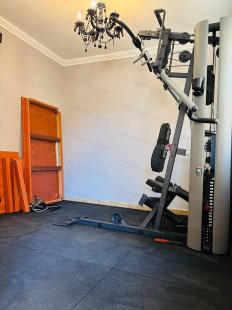 ELAD� Szolnok belv�ros�ban 9 m2 alapter�let� t�rol�