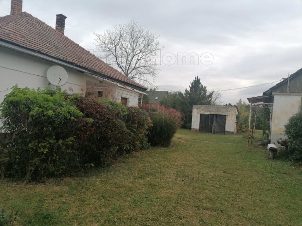 ELAD�! CSAL�DI H�Z BALATONBOGL�R-SZ�L�SKISLAKON!