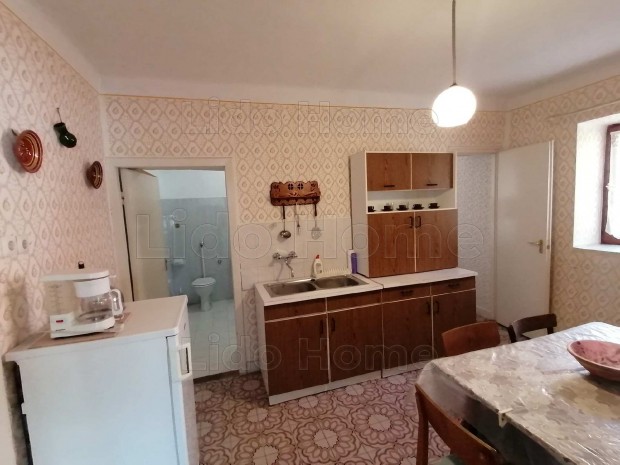 ELAD�! CSAL�DI H�Z FONY�DON!