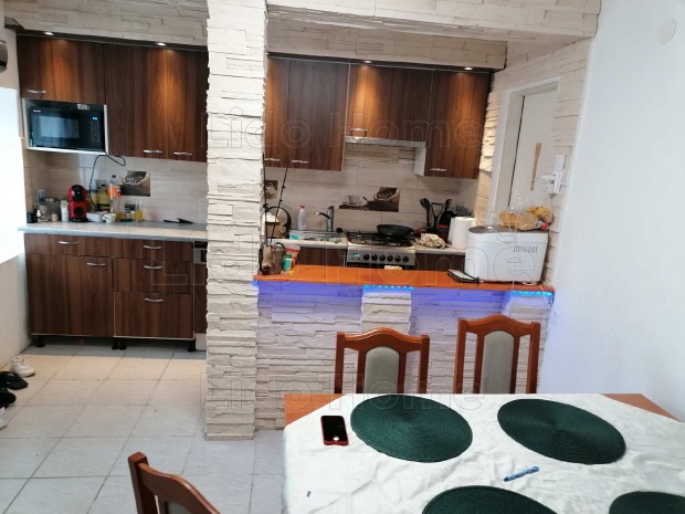 ELAD�! CSAL�DI H�Z KISBER�NYBEN!