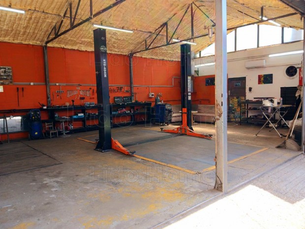 ELAD� fel�j�tott csal�di h�z �s aut�jav�t� m�hely Mosonszentmikl�son!