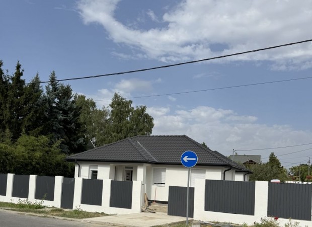 ERCSI CSENDES KERTV�ROSIAS LAK�NEGYED�BEN, �J �P�T�S� IKER EGYS�G