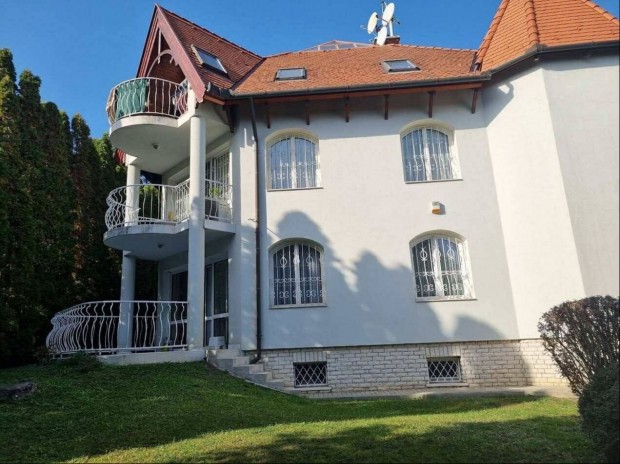 EXKLUZ�V KERTKAPCSOLATOS LAK�S MEDENC�S K�RNYEZETBEN BUDAPEST KIEMELT