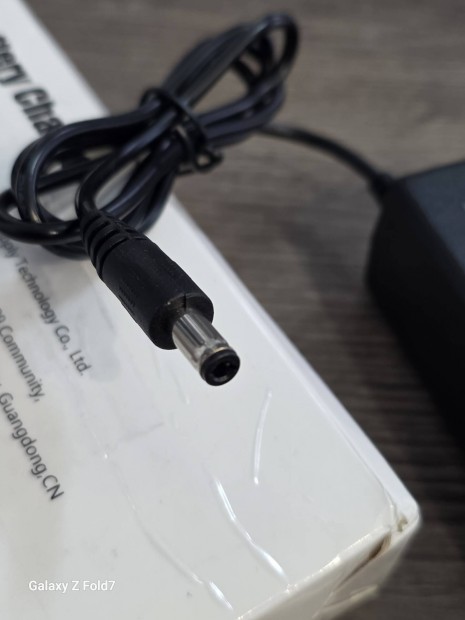 E-bike akkumul�tor t�lt� 48V 2A 