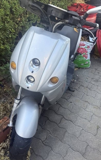 E max 110 elektromos robogó