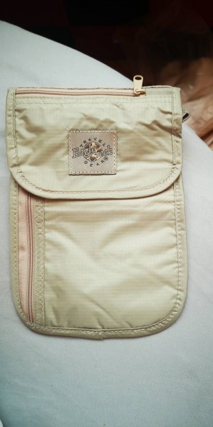 Eagle Creek Unisex ruha alatti nyakba akasztós pénztárca