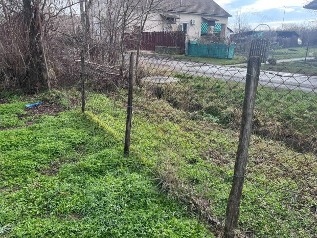 Eald� �p�t�si telek Vezseny k�zponti utc�j�ban