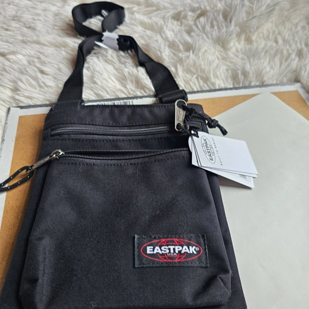 Eastpak Rusher kistska fekete 23x18x2 cm mret j cimks