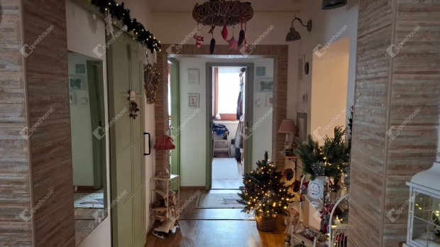 Ebes csendes kis utc�j�ban fel�j�tott csal�di h�z elad�