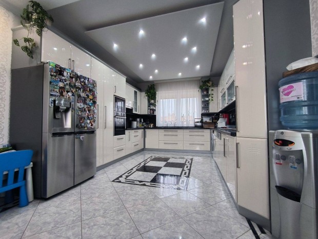 Ebes k�zpontj�ban, kiv�l� �llapot� csal�di h�z elad�!