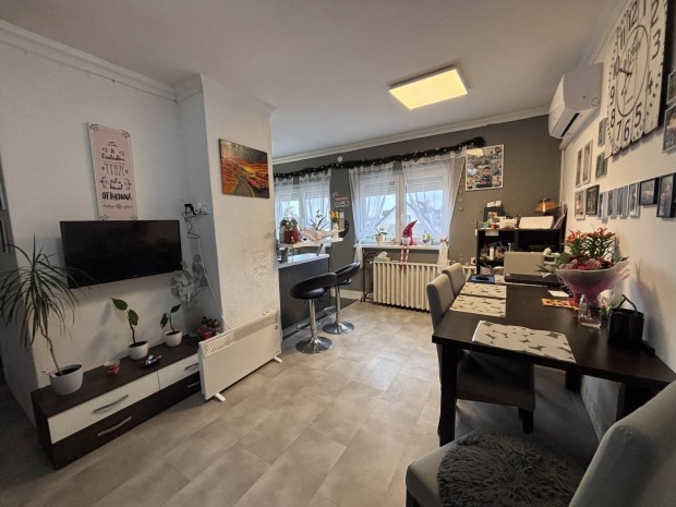 Ebes t�gla�p�t�s� csal�di h�z, 4 szoba, 168 m