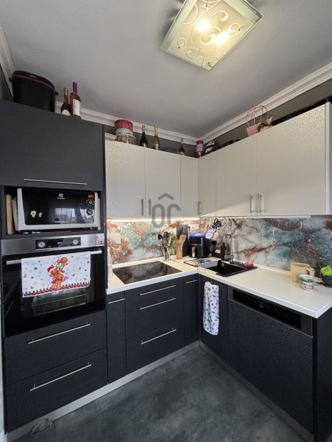 Ebesi elad� t�gla csal�di h�z