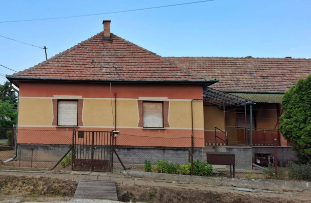 Ecseren elad� csal�di h�z