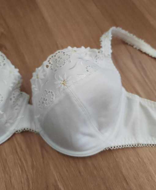 Edelweiss gyönyörű szép uj állapotu melltartó 75