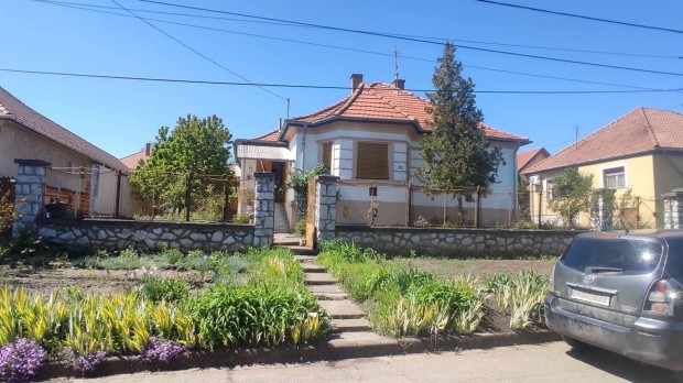 Eger, Bercs�nyi utcai 100 m2-es h�z elad�