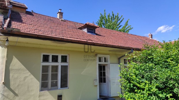 Eger, Deák Ferenc utcán, két szobás földszinti lakás eladó