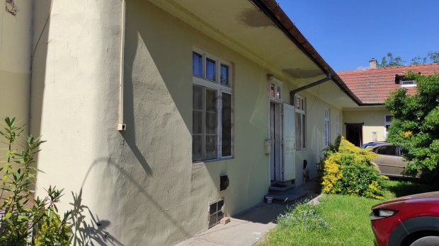 Eger, Deák Ferenc utcán, két szobás földszinti lakás eladó