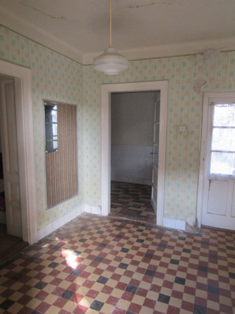 Eger, Lajosv�rosban fel�j�tand� csal�di h�z