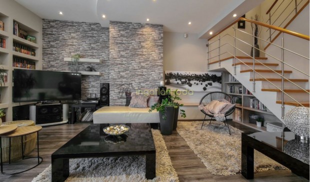 Eger - Csal�dih�z - Elad�