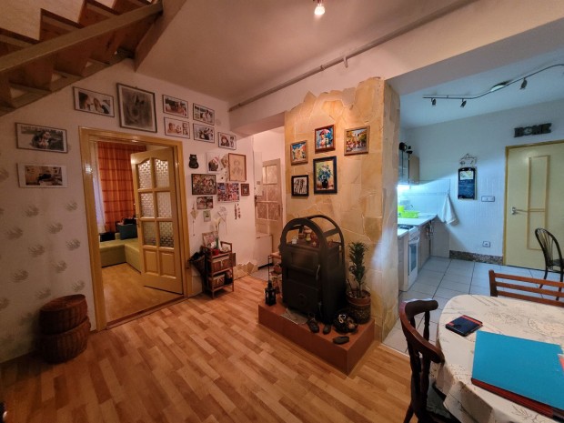 Egerbakta elej�n 2 szines 6 szob�s csal�di h�z elad�.