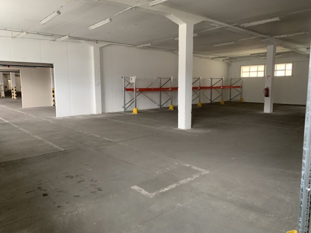 Egerben 1500m2-es , 4,5 m�ter belmagass�g� sz�raz rakt�r, �rz�tt