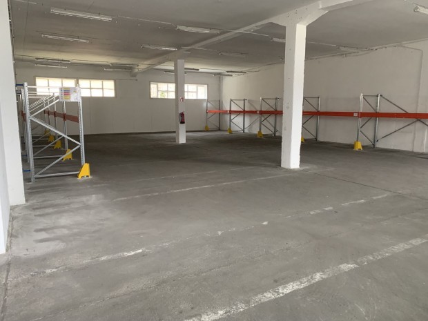 Egerben 1500m2-es , 4,5 m�ter belmagass�g� sz�raz rakt�r, �rz�tt