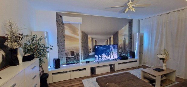 Egerben 56nm lak�s fel�j�tott, liftes h�zban elad�!