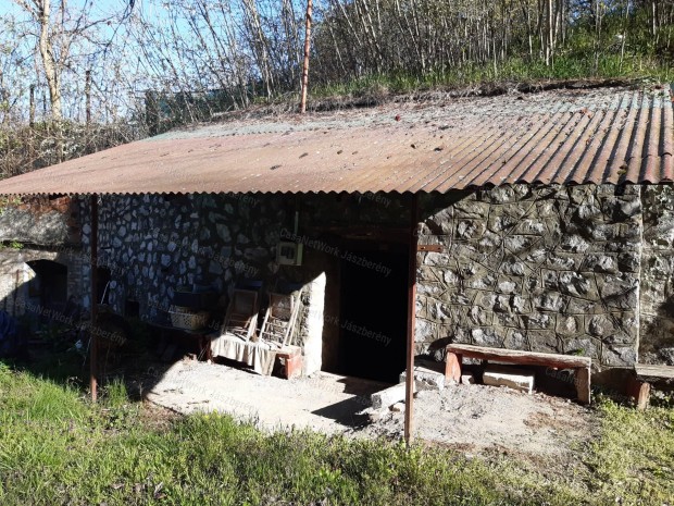 Egerben, a Kistályai úton 80 nm-es pince, borászati kellékekkel eladó