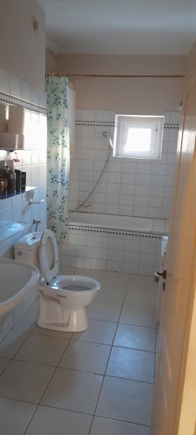 Egerben az 1 sz�m� lak�telepen lak�s+gar�zs elad�