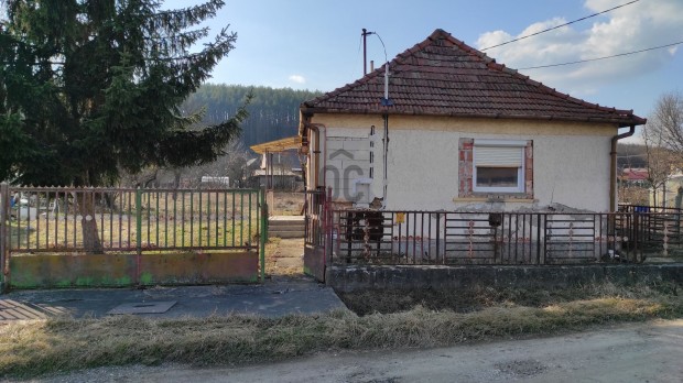 Egerbocs csendes, k�zponti utc�j�ban, 2 szob�s, fel�j�tand� h�z elad�