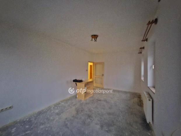 Egeri 70 nm-es lak�s elad�