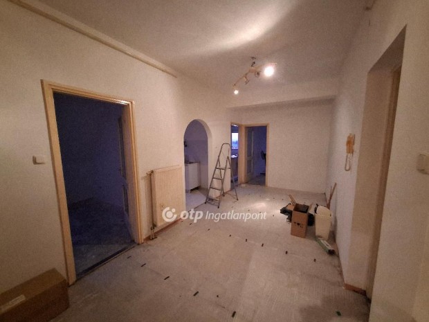 Egeri 70 nm-es lak�s elad�